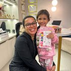 Dra. Taís com uma pequena paciente