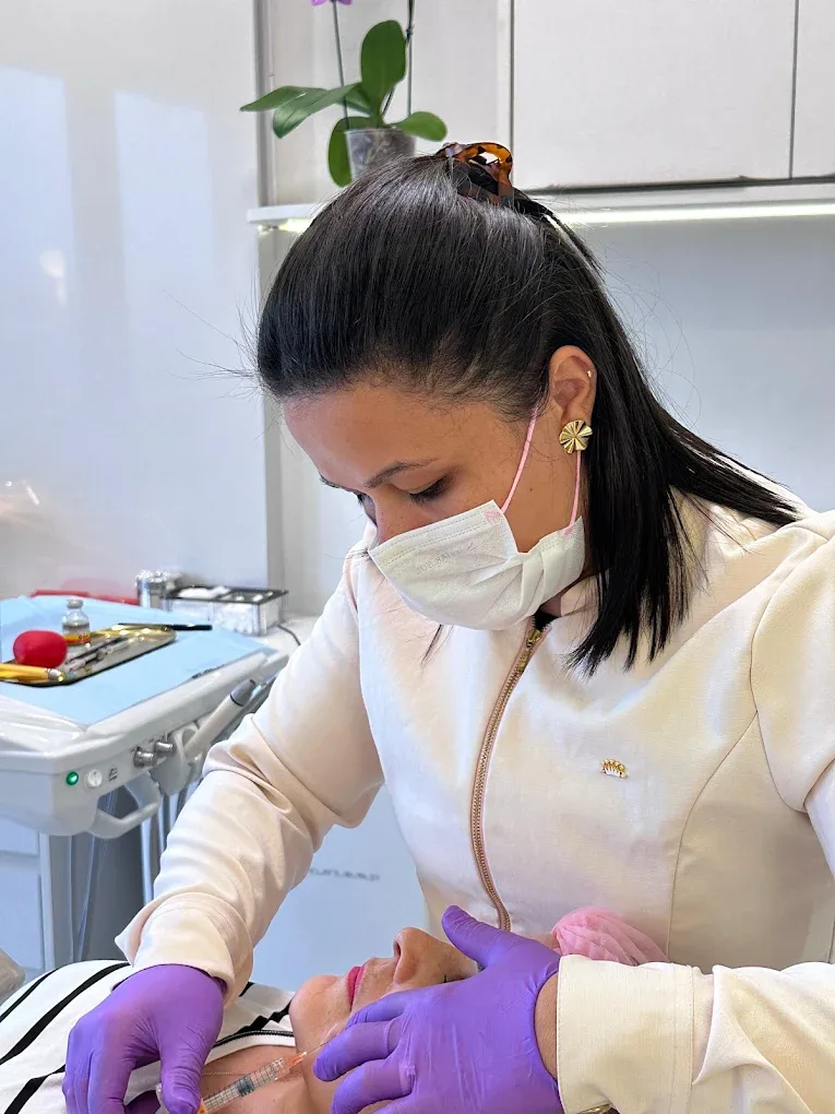 Dra. Taís realizando um procedimento